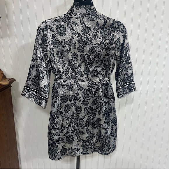 Gilligan & O'Malley Black Floral Robe - Picture 6 of 7